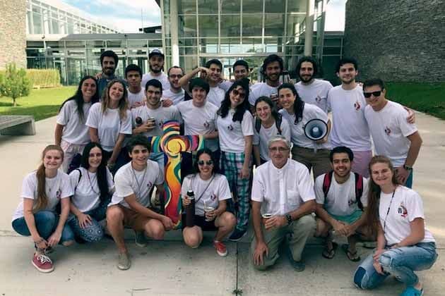 Jóvenes misionaron por las calles de Pinamar