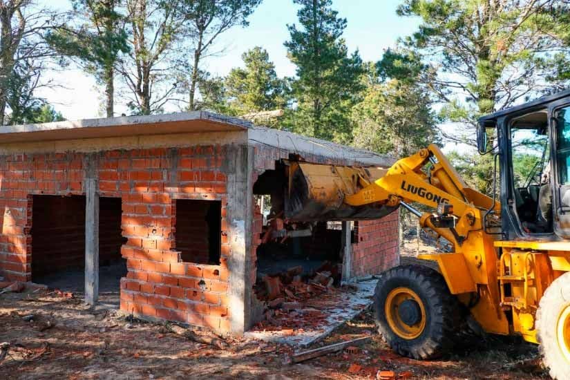 Demuelen una construcción ilegal
