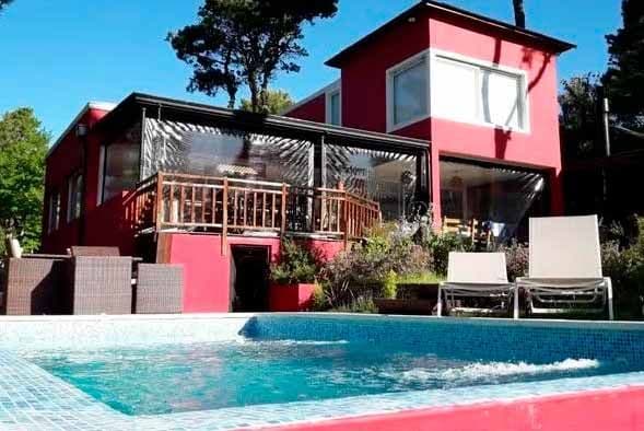 721 cheques sin fondos por $ 17 millones: el oscuro historial  del acusado de usurpar la casa de Cariló