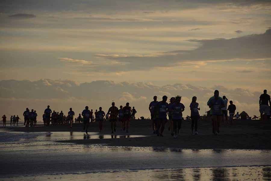 Valeria corre a paso firme