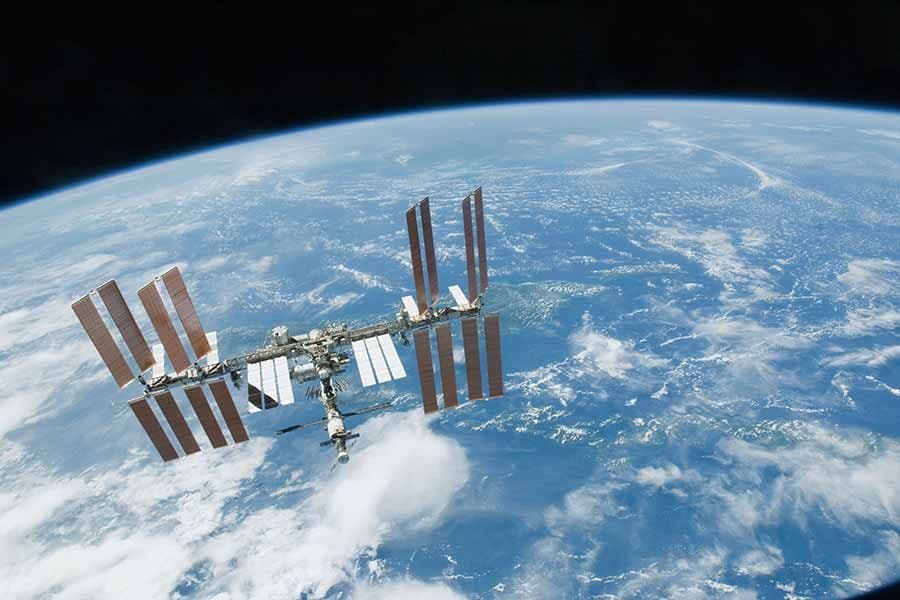 La gente del espacio y esa extraña roca