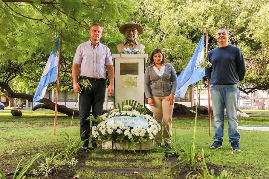 Ofrenda floral en homenaje a Argentino Luna