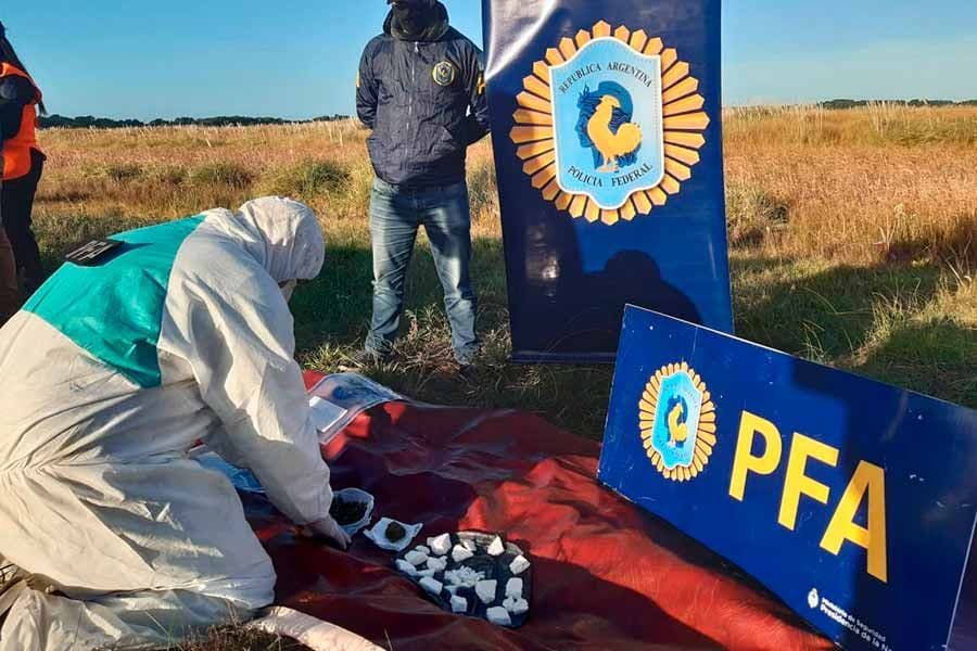 Detienen a dos personas por narcomenudeo