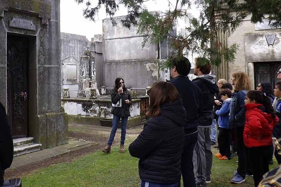Personajes, historias y leyendas de los cementerios bonaerenses