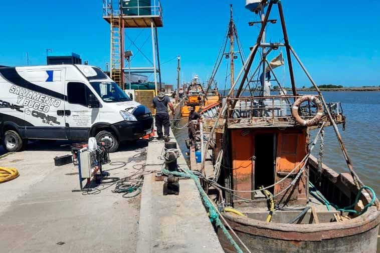 Gral. Lavalle: Reflotan el casco del pesquero “Nva. Virgen de Luján”
