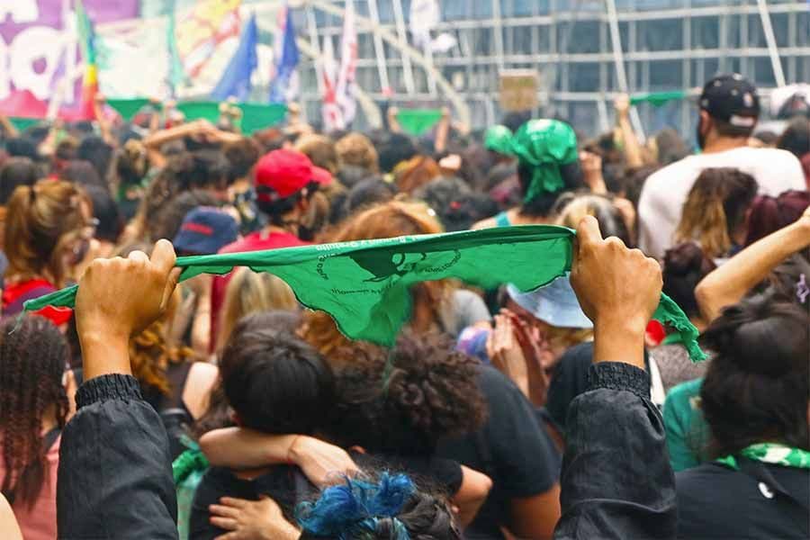 Media Sanción para la Ley de Interrupción voluntaria del embarazo. Que pasó adentro y fuera del Parlamento
