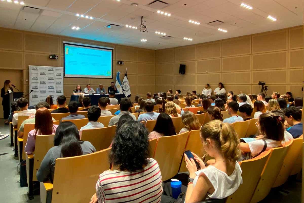 Internacionalización de las profesiones y capacitación docente en UADE