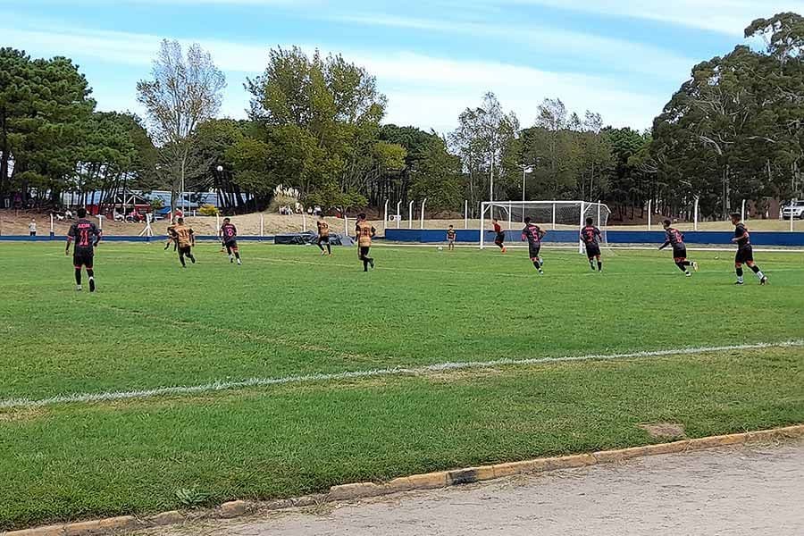 Fútbol: el verde y negro de Valeria del Mar pica en punta