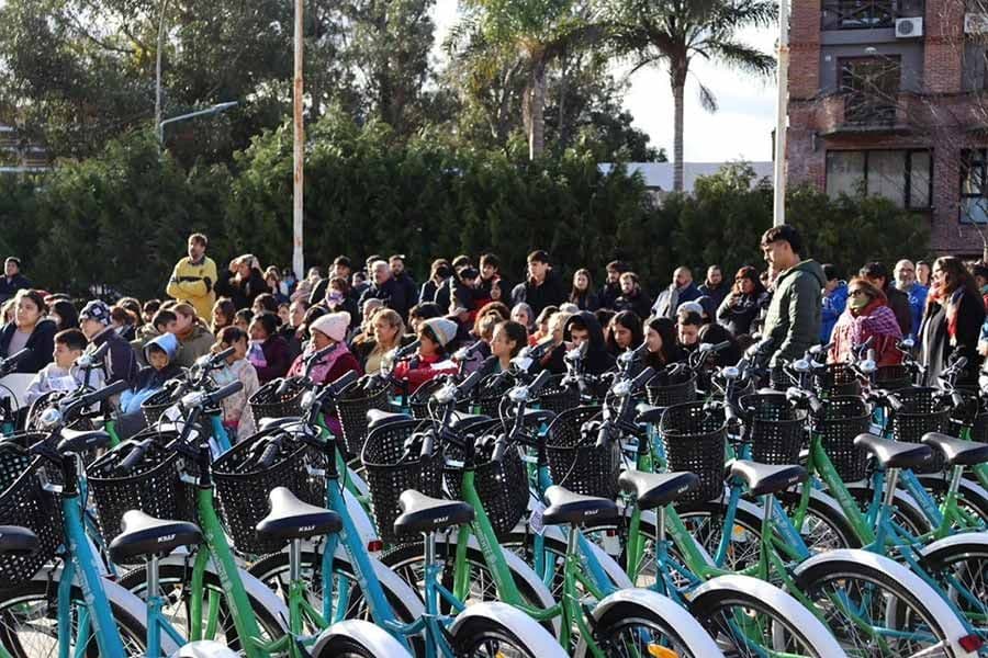 Entregaron 100 bicicletas para estudiantes destacados