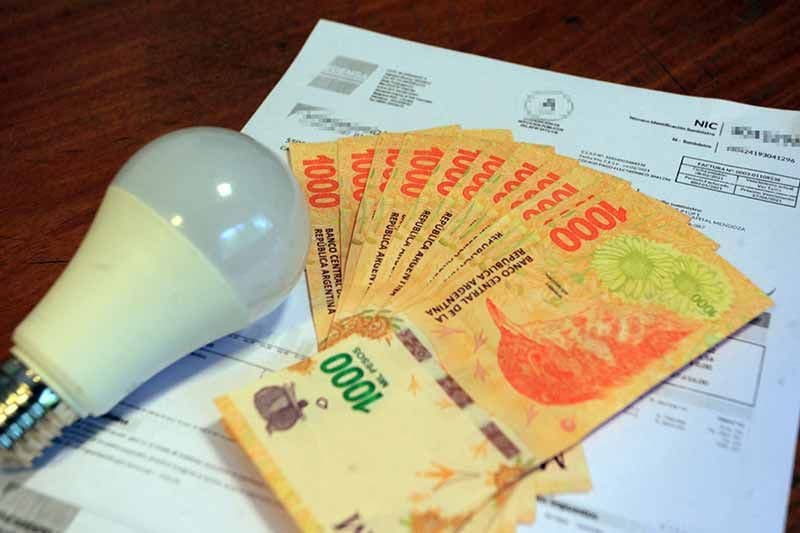 El gobierno vuelve a aumentar en septiembre la luz y el gas otro 4%