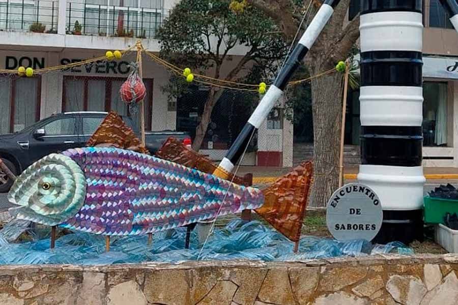 Un faro hecho con materiales reciclados en la Fiesta Nacional de la Corvina Negra